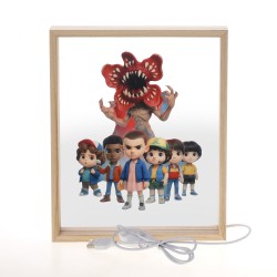 Πασχαλινό Σετ Δώρου Stranger Things: Αρωματική Λαμπάδα & Ξύλινο Φωτιστικό Κάδρο LED ΠΛΦ-2663