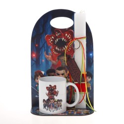 Πασχαλινό Σετ Δώρου Stranger Things: Αρωματική Λαμπάδα, Κούπα & Ξύλινη Βάση